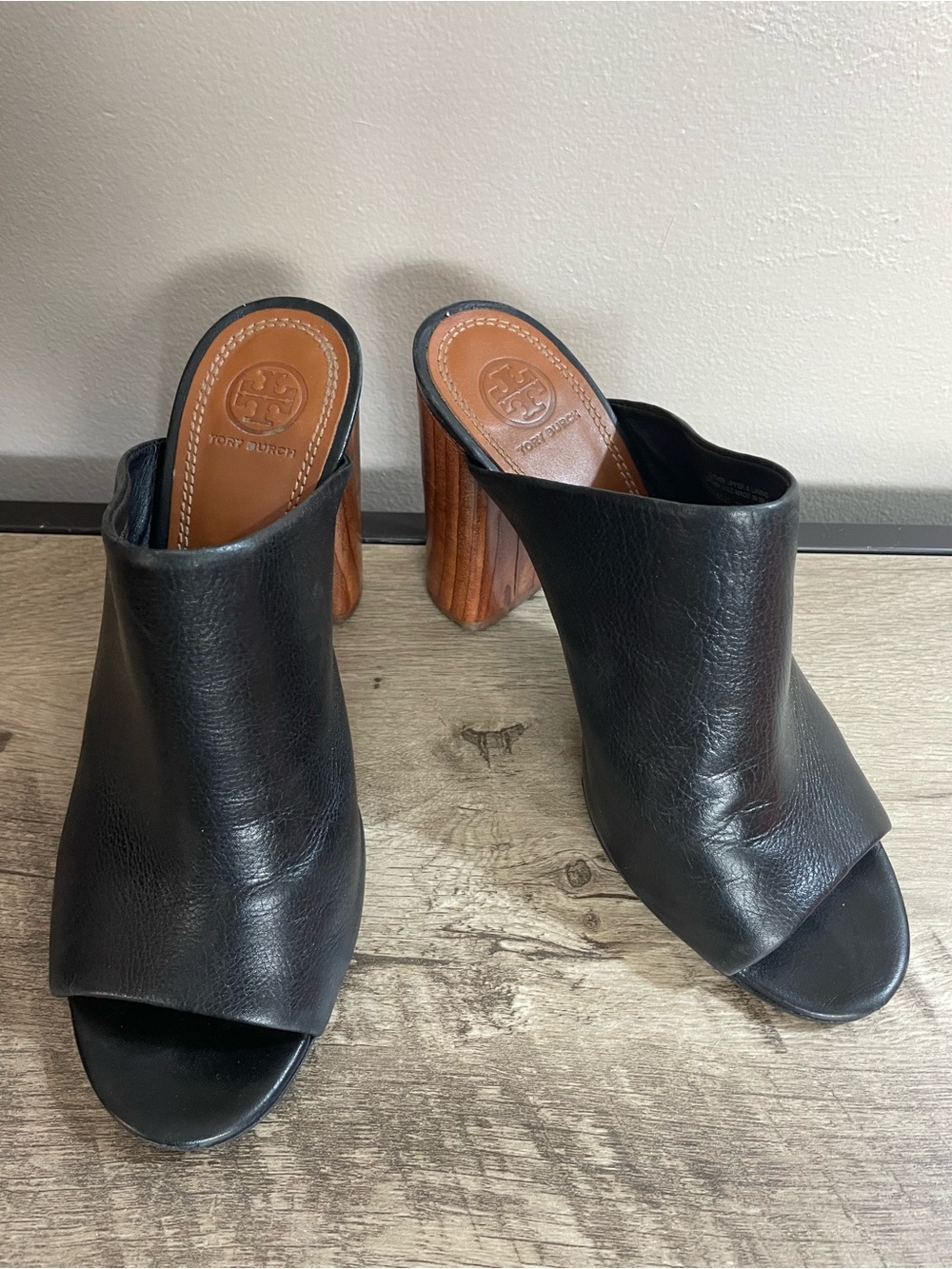 Women's TORY BURCH Black Leather RAYA Wooden BLOCK Heel PEEP Toe DESIGNER MULES - Picture 4 of 8